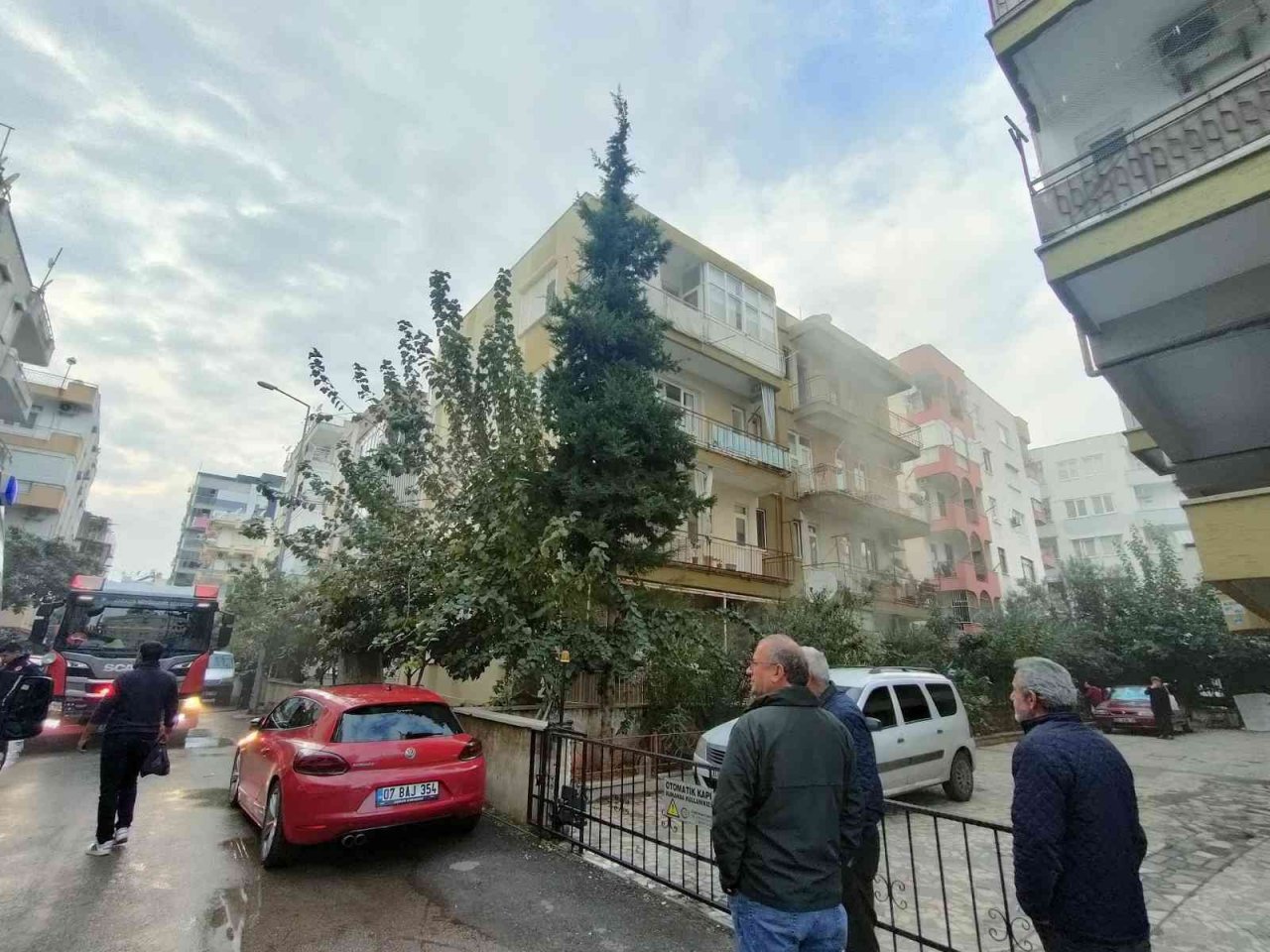 Evini yaktı, mahalleliyi sokağa döktü