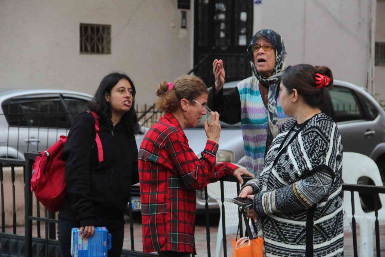 Evini yaktı, mahalleliyi sokağa döktü