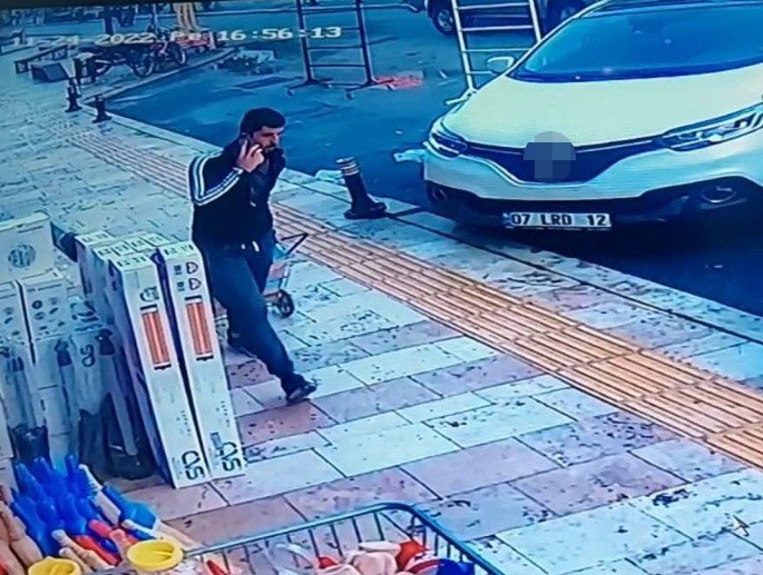 Girdiği apartmandan hem pazar arabası hem de 2 damacana zeytinyağı çalan hırsız yakalandı