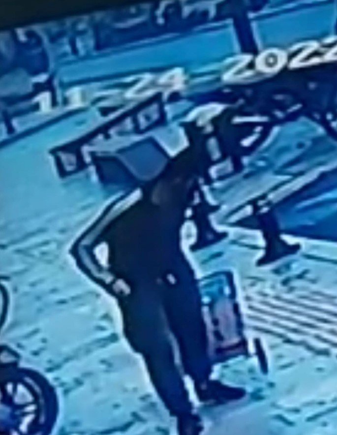 Girdiği apartmandan hem pazar arabası hem de 2 damacana zeytinyağı çalan hırsız yakalandı