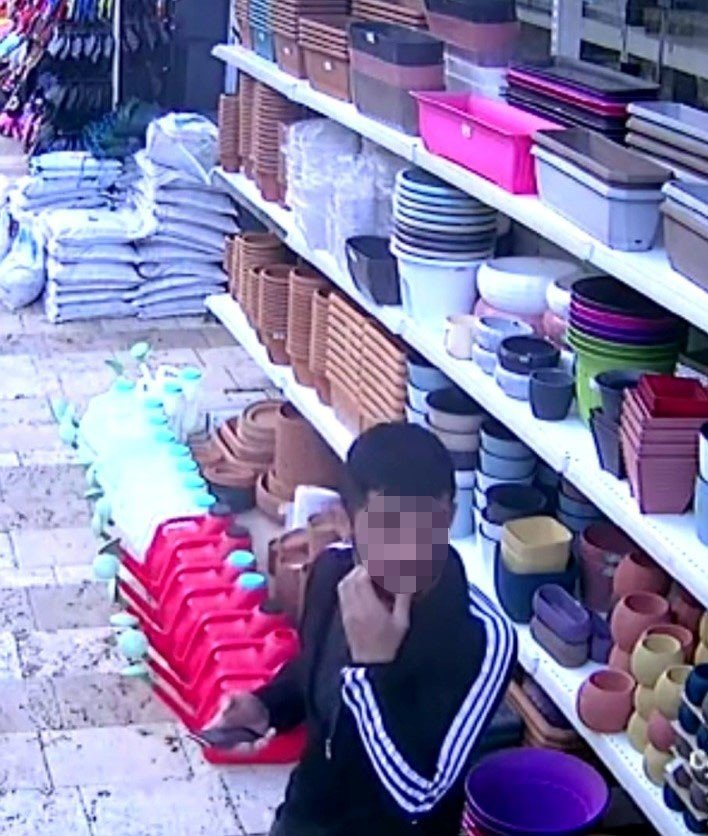 Girdiği apartmandan hem pazar arabası hem de 2 damacana zeytinyağı çalan hırsız yakalandı