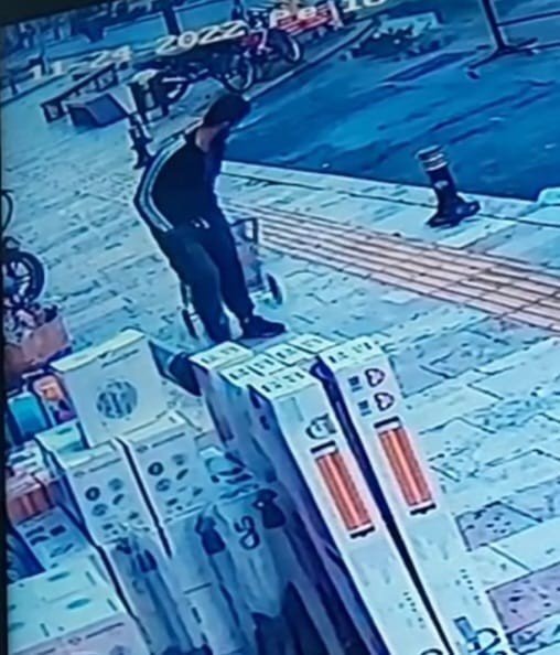 Girdiği apartmandan hem pazar arabası hem de 2 damacana zeytinyağı çalan hırsız yakalandı