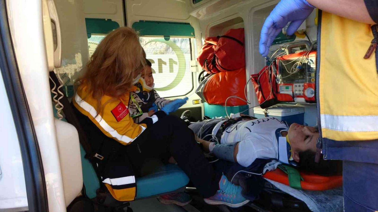 20 metrelik şarampole uçan otomobilde can pazarı: 2 yaralı