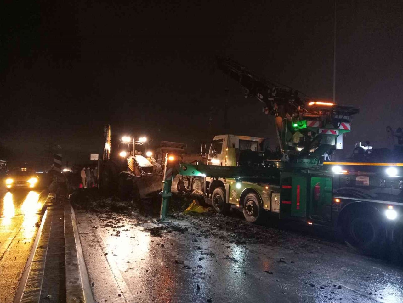 Bağcılar’da hafriyat kamyonu yolun ortasına devrildi