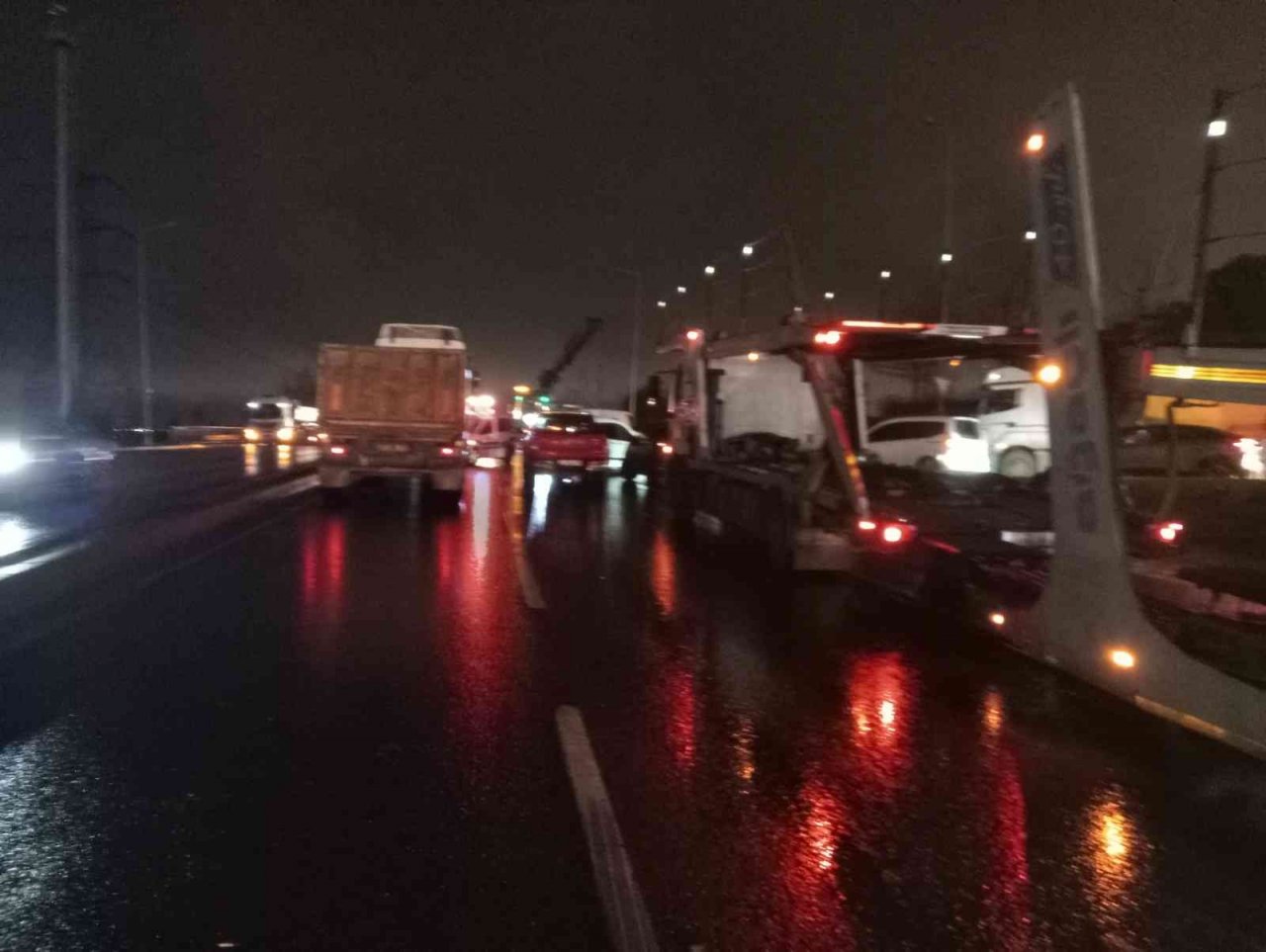 Bağcılar’da hafriyat kamyonu yolun ortasına devrildi