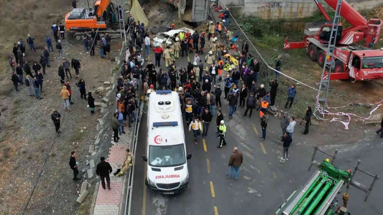 Başakşehir’de feci kaza hafriyat kamyonu otomobilin üzerine devrildi