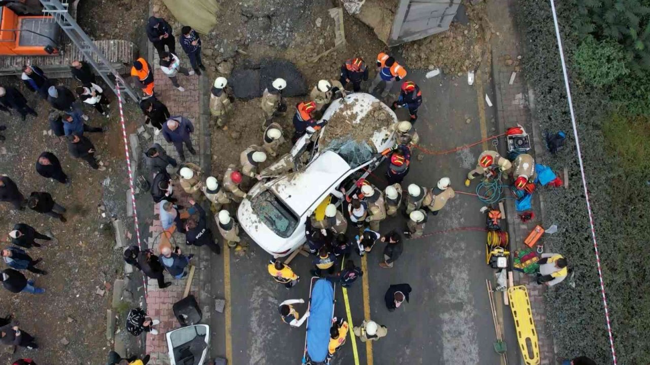Başakşehir’de feci kaza hafriyat kamyonu otomobilin üzerine devrildi
