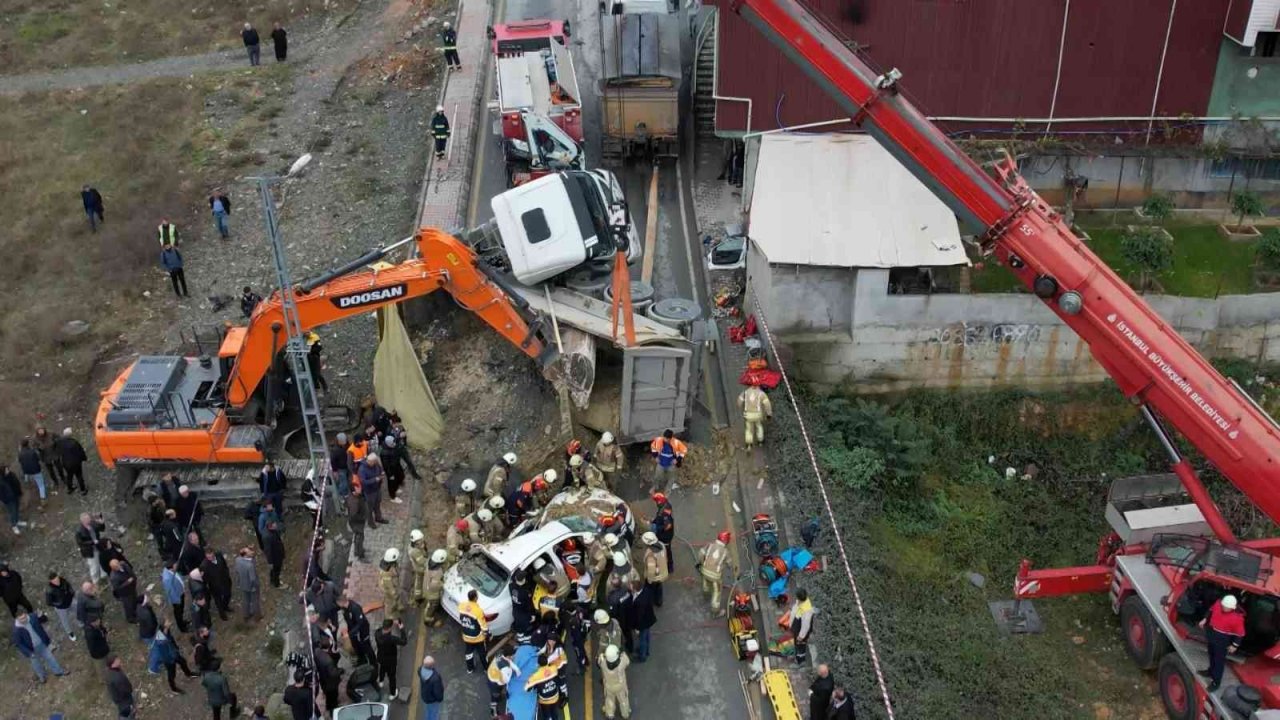 Başakşehir’de feci kaza hafriyat kamyonu otomobilin üzerine devrildi