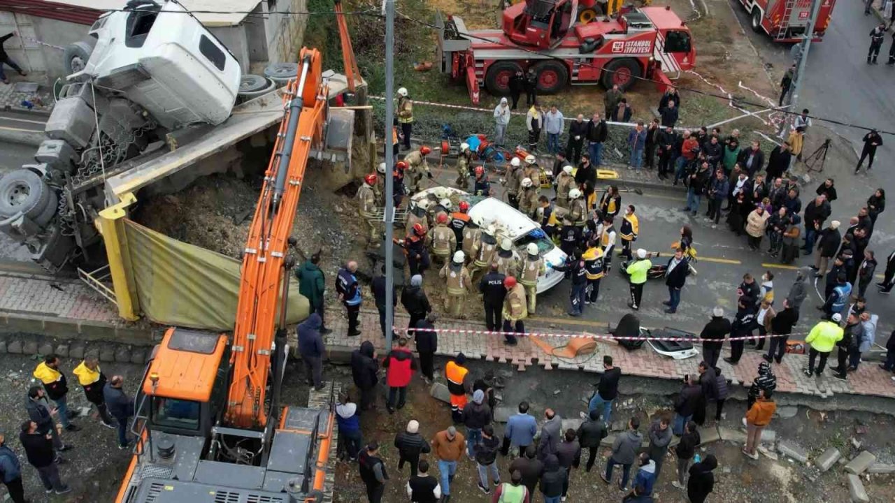 Başakşehir’de feci kaza hafriyat kamyonu otomobilin üzerine devrildi