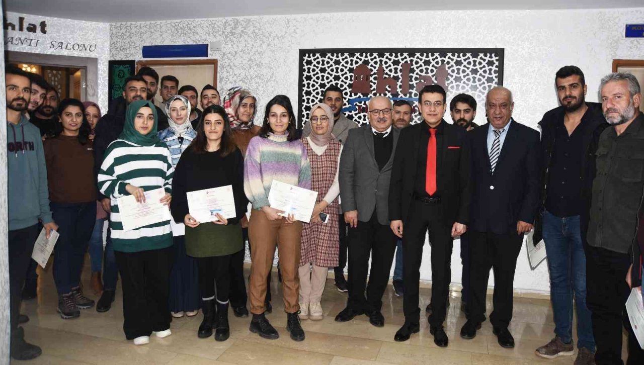 Ahlat’ta eğitimini tamamlayan genç çiftçi ve girişimciler sertifika aldı