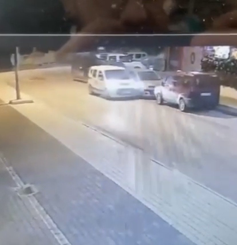 Bursa’da park halindeki araca çarptı, arkasına bile bakmadan kaçtı