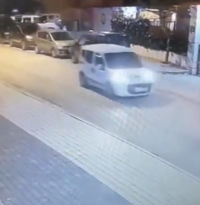 Bursa’da park halindeki araca çarptı, arkasına bile bakmadan kaçtı