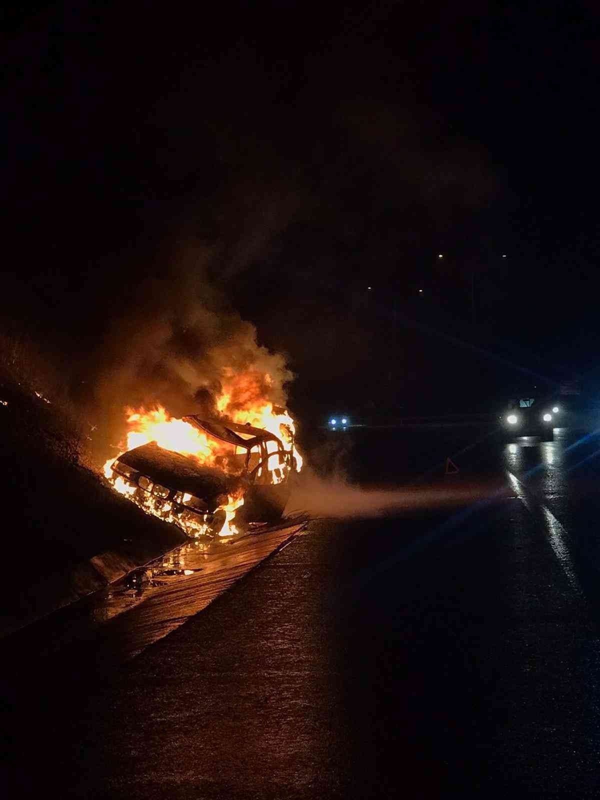 Bursa’da seyir halindeki otomobil alev alev yandı