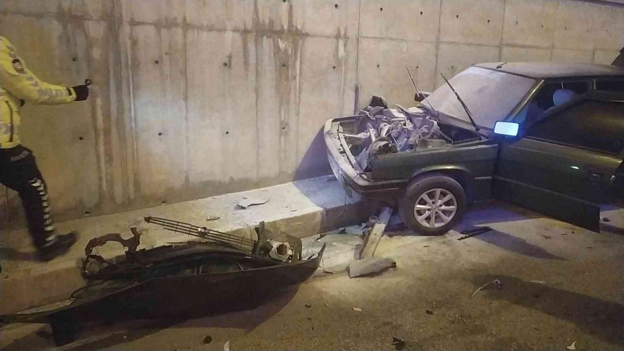 Alt geçidin duvarına çarpan otomobil alev aldı: 2 yaralı