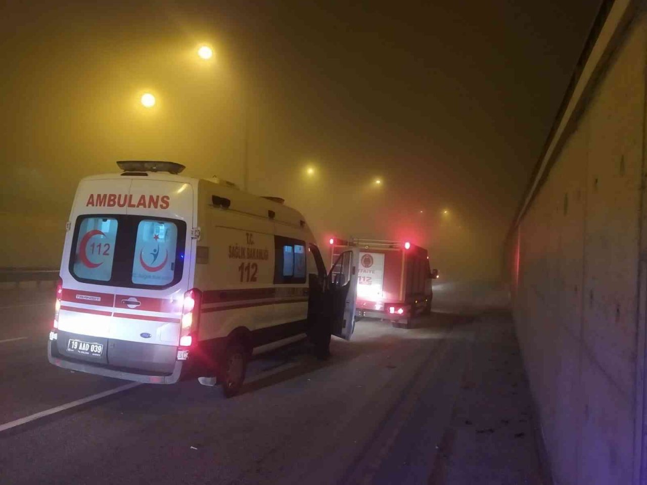 Alt geçidin duvarına çarpan otomobil alev aldı: 2 yaralı