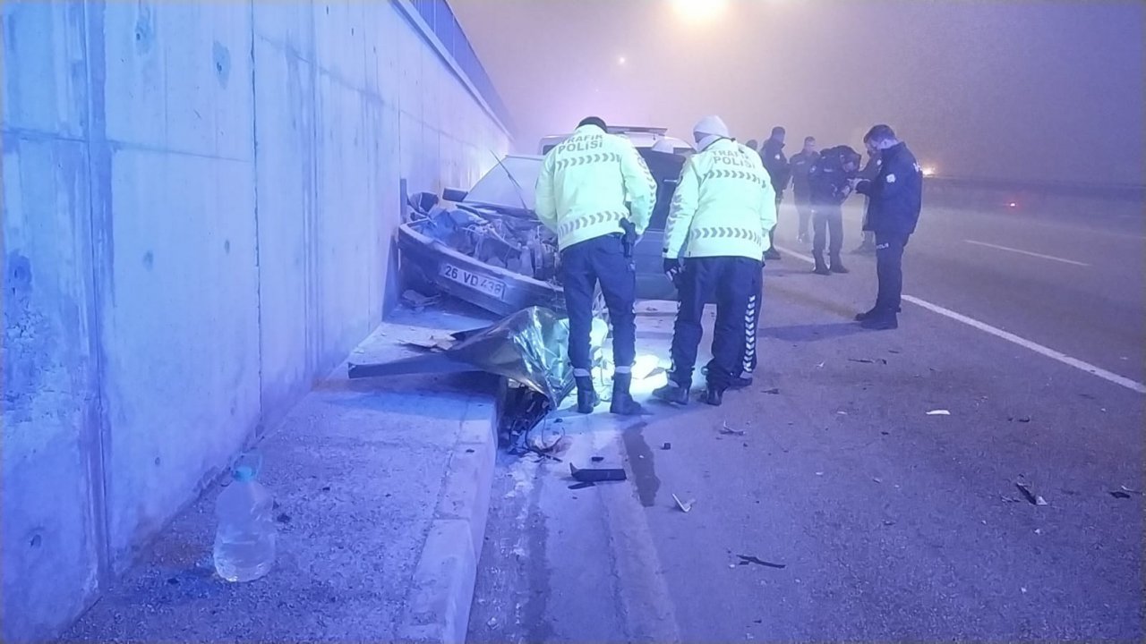 Alt geçidin duvarına çarpan otomobil alev aldı: 2 yaralı