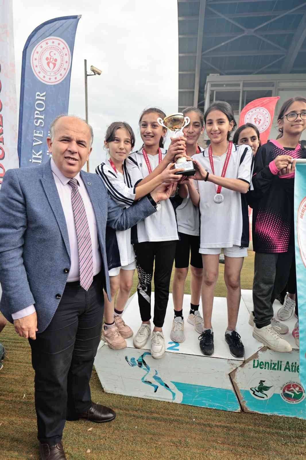 Kros yarışlarında il birincisi olan öğrenciler ödüllendirildi