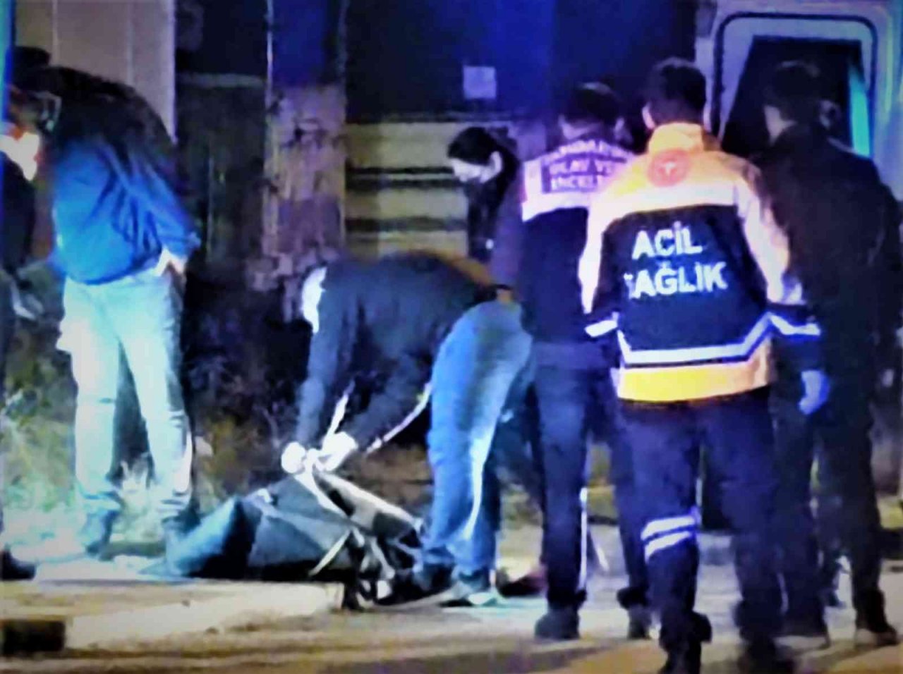 Saçından sürüklediği karısının başını keserek öldürdü