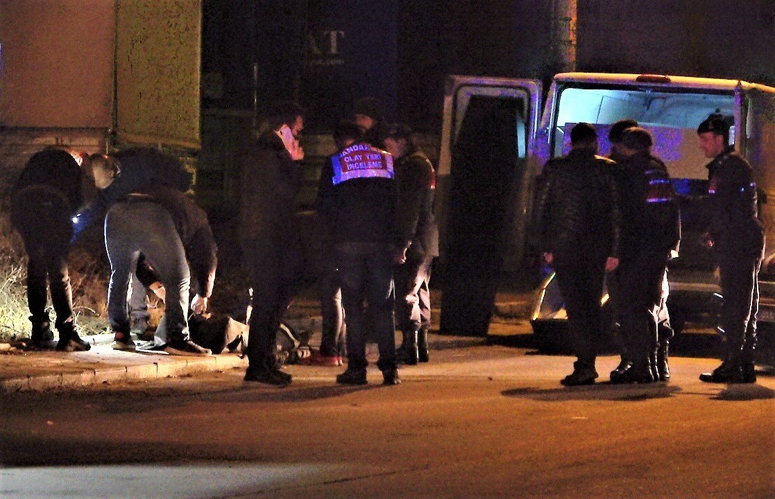 Saçından sürüklediği karısının başını keserek öldürdü