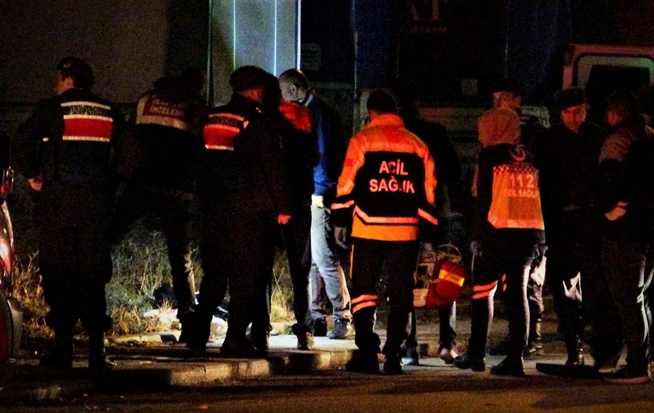 Saçından sürüklediği karısının başını keserek öldürdü