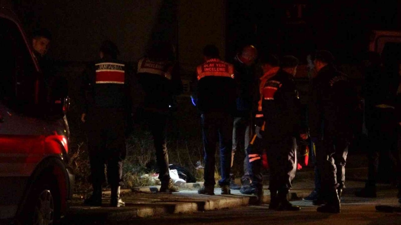 Saçından sürüklediği karısının başını keserek öldürdü