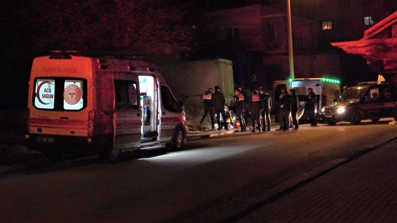 Saçından sürüklediği karısının başını keserek öldürdü