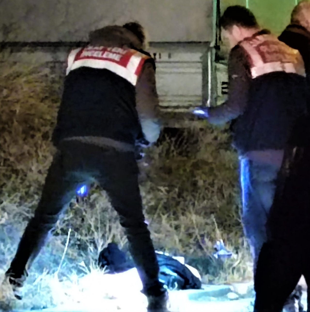 Saçından sürüklediği karısının başını keserek öldürdü