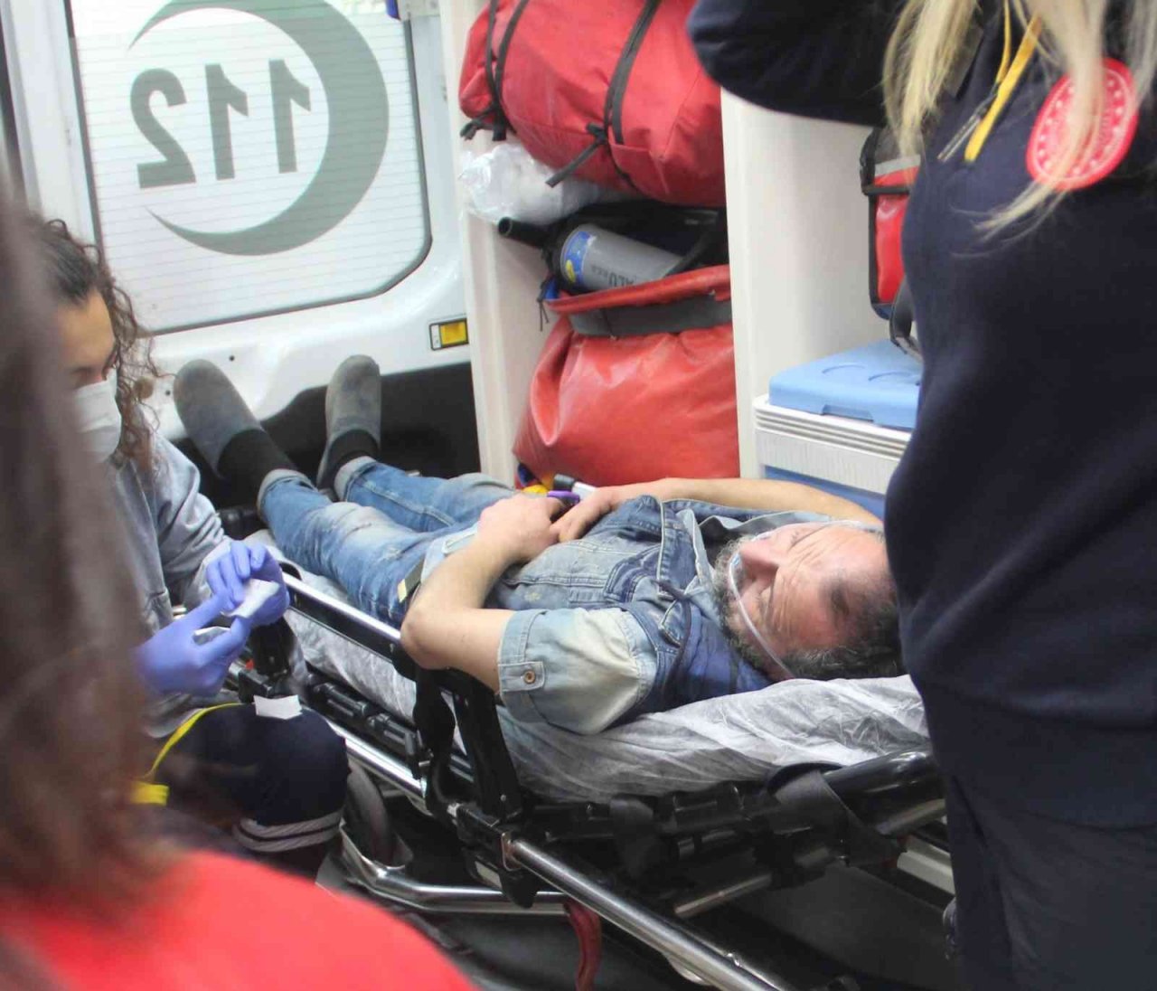 Evini yaktı, mahalleliyi sokağa döktü