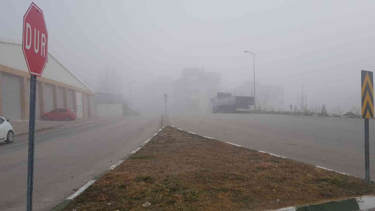 Yoğun sis şehrin tamamına hakim oldu
