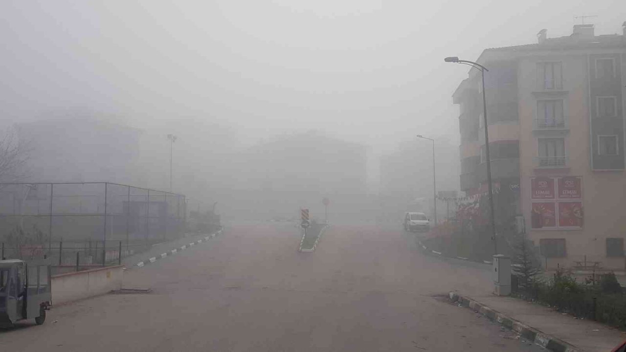 Yoğun sis şehrin tamamına hakim oldu