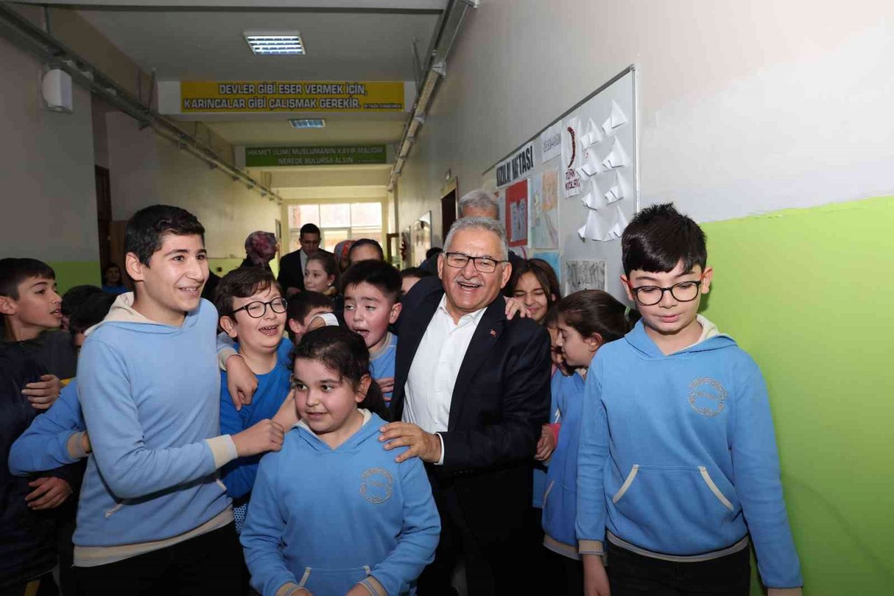 Başkan Büyükkılıç ve Vali Çiçek öğretmenlerle buluştu, öğrencilerle kucaklaştı