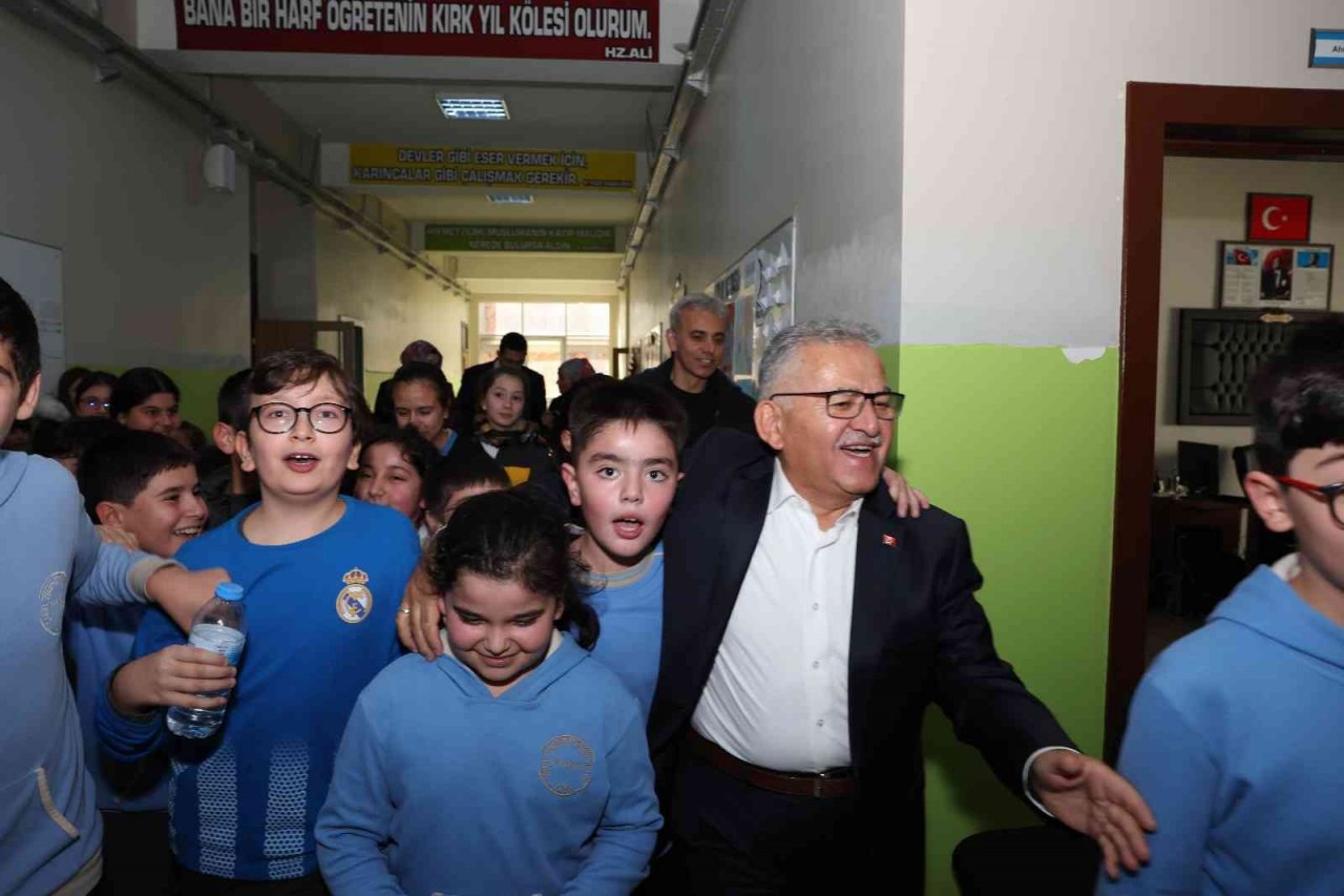 Başkan Büyükkılıç ve Vali Çiçek öğretmenlerle buluştu, öğrencilerle kucaklaştı