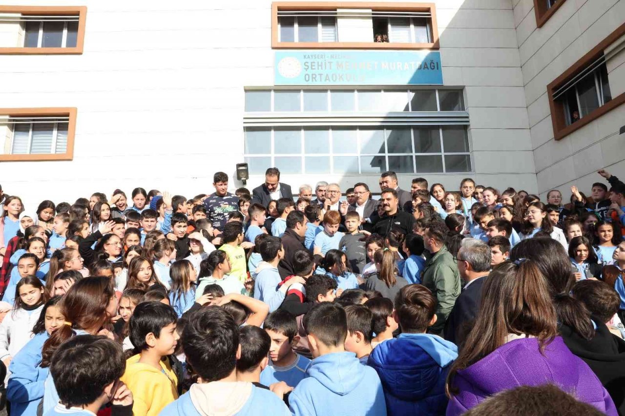 Başkan Büyükkılıç ve Vali Çiçek öğretmenlerle buluştu, öğrencilerle kucaklaştı