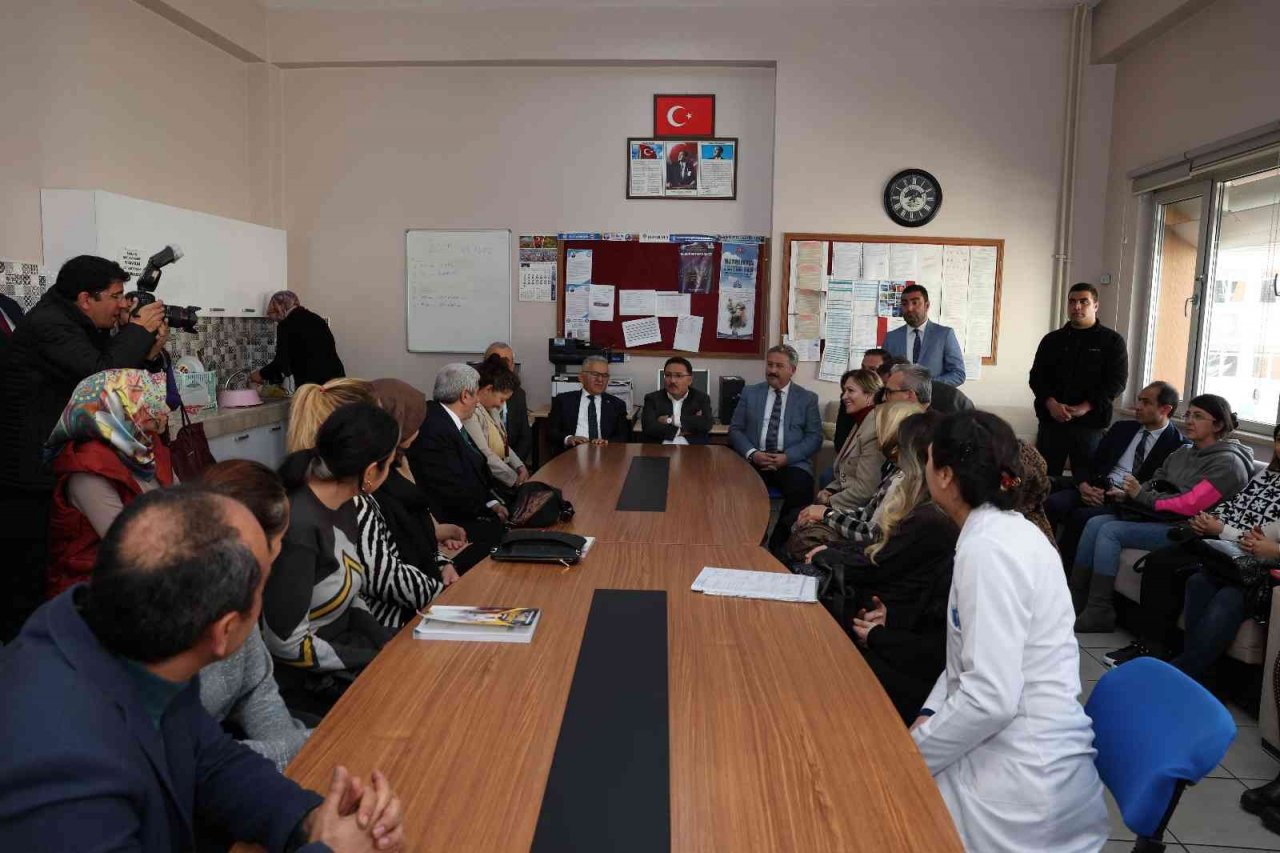 Başkan Büyükkılıç ve Vali Çiçek öğretmenlerle buluştu, öğrencilerle kucaklaştı