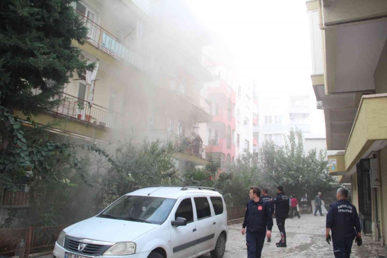 Evini yaktı, mahalleliyi sokağa döktü