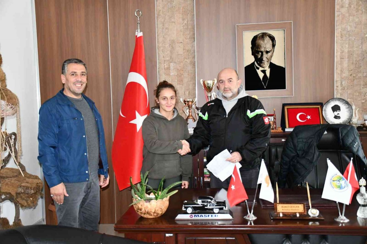 Köyceğiz’de Milli Güreşçi İlyasoğlu sözleşme imzaladı