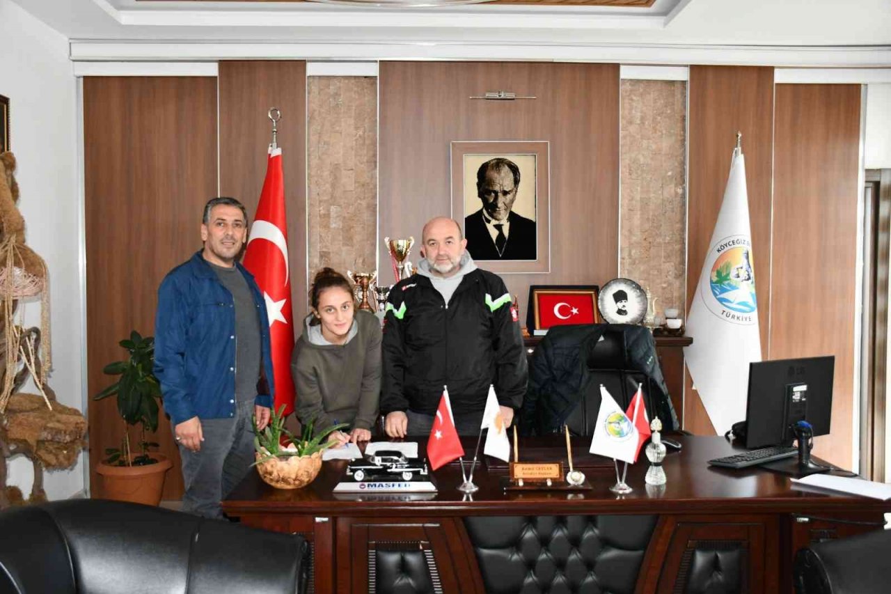 Köyceğiz’de Milli Güreşçi İlyasoğlu sözleşme imzaladı