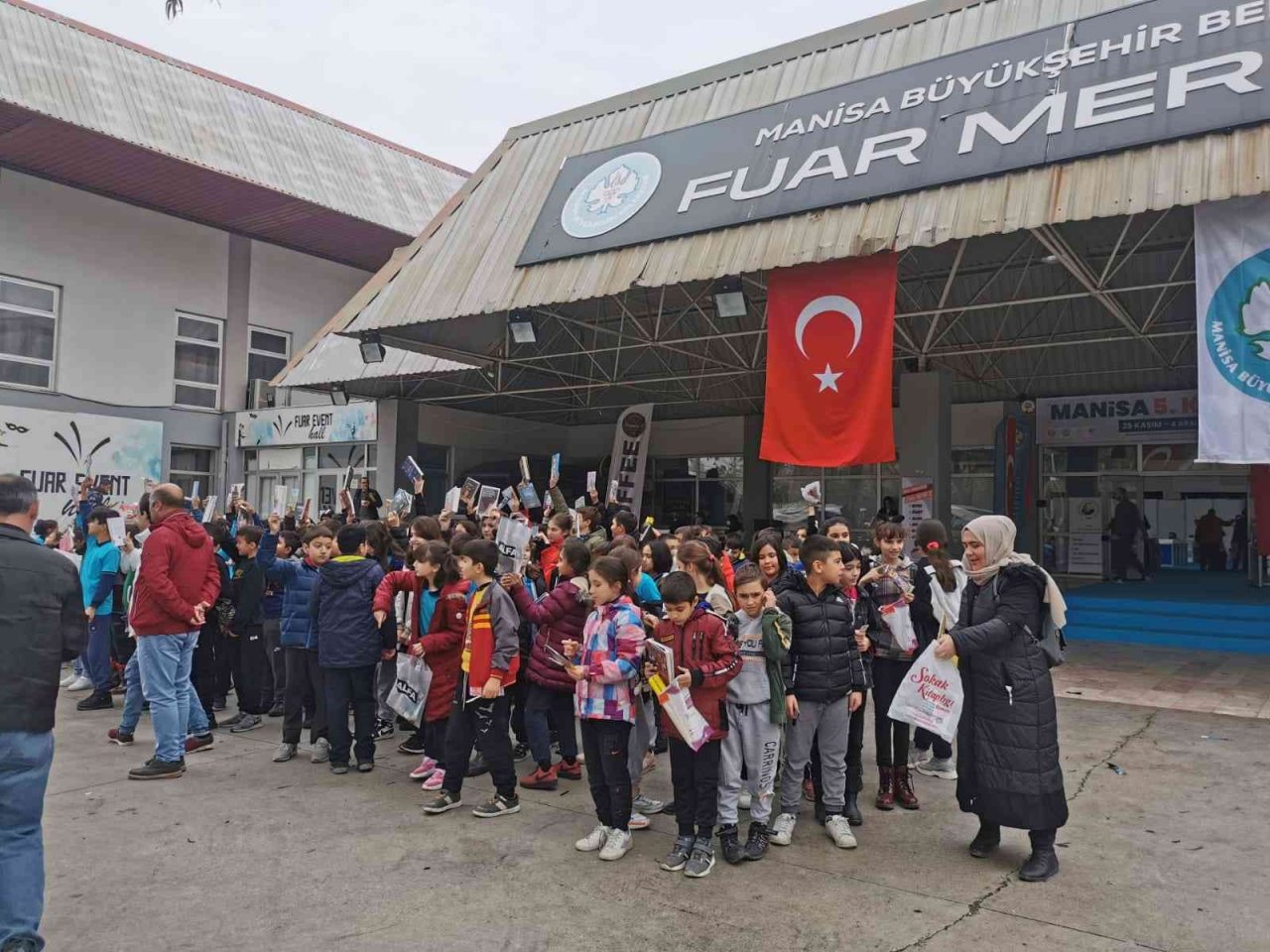 Manisa Büyükşehir Belediyesinden kitap fuarına otobüs desteği