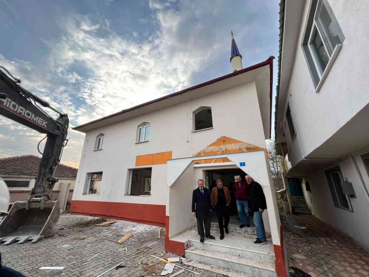 Camiler tamam sıra binaların yıkımında