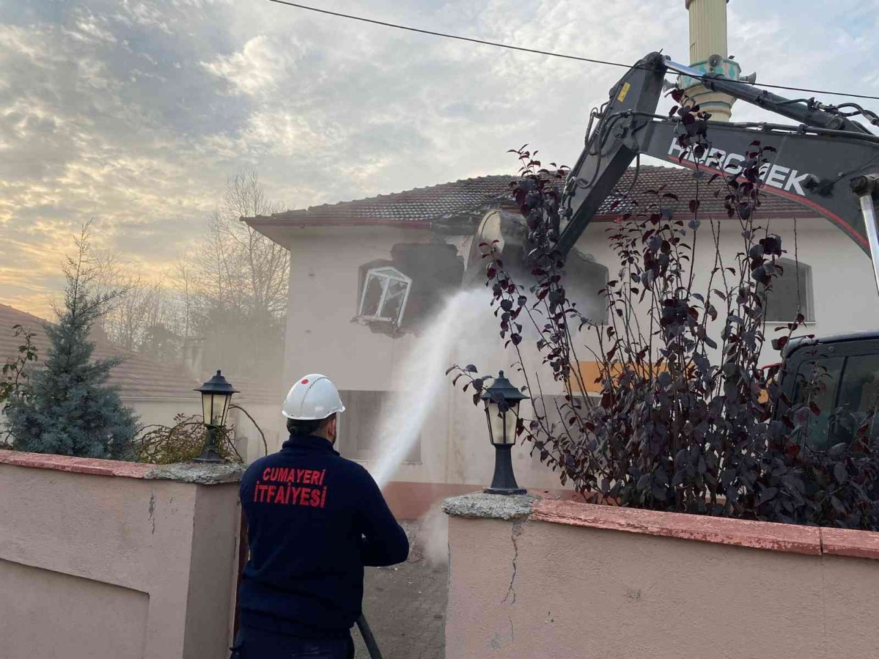 Camiler tamam sıra binaların yıkımında