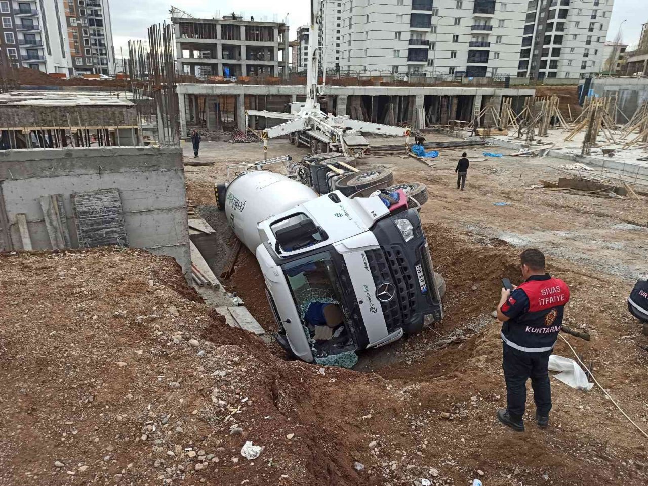 Beton mikserinin altında kalan sürücüyü itfaiye kurtardı