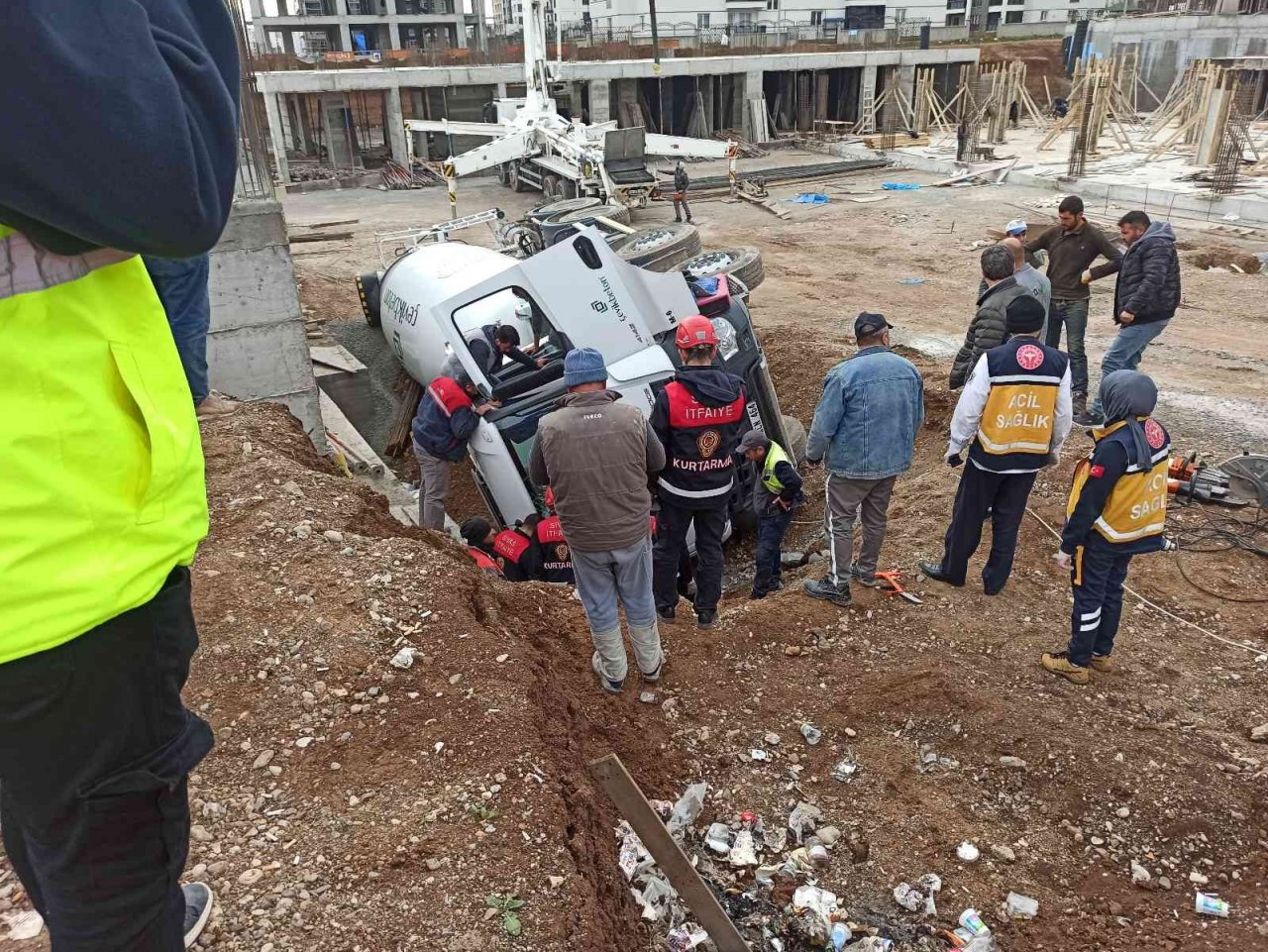 Beton mikserinin altında kalan sürücüyü itfaiye kurtardı