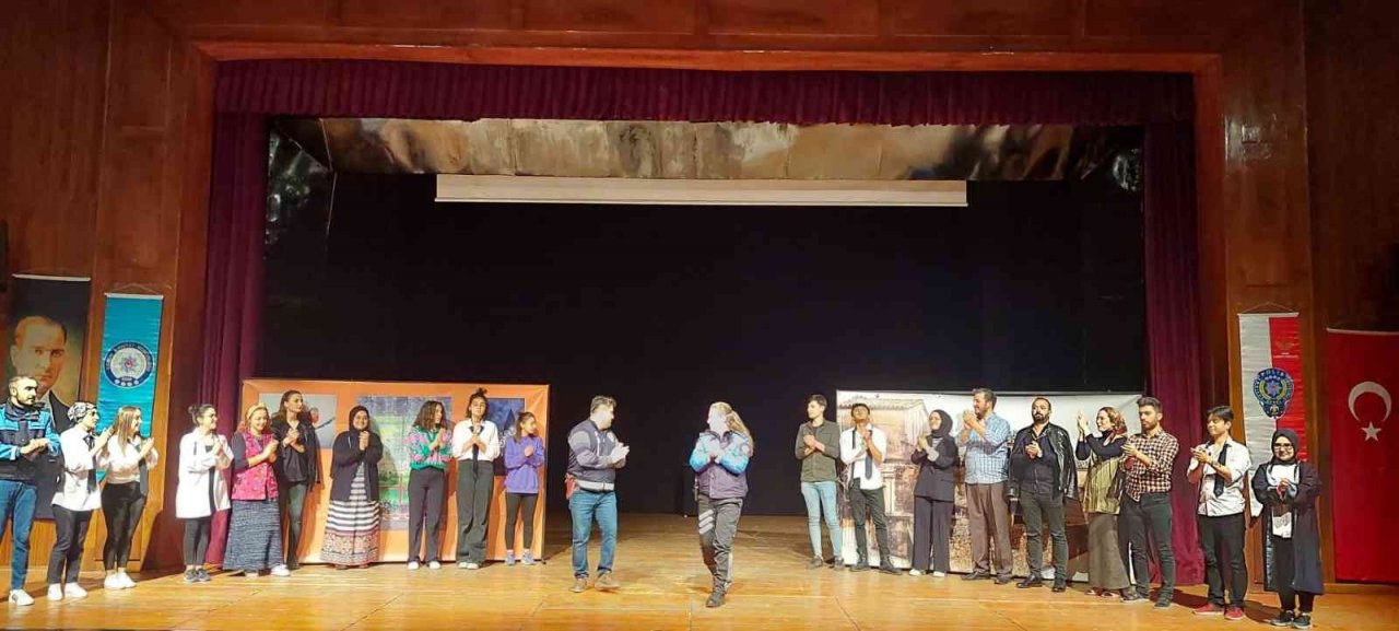 Polisler ve öğrenciler bağımlılığa "Boş Sandalye" oyunuyla dikkat çekti