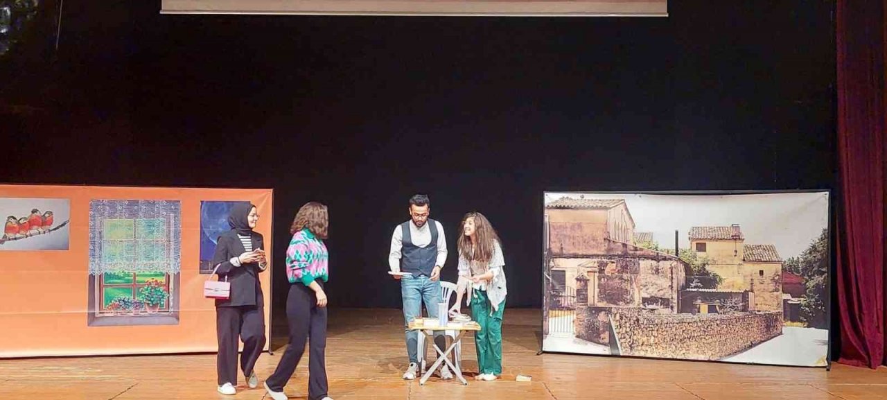 Polisler ve öğrenciler bağımlılığa "Boş Sandalye" oyunuyla dikkat çekti