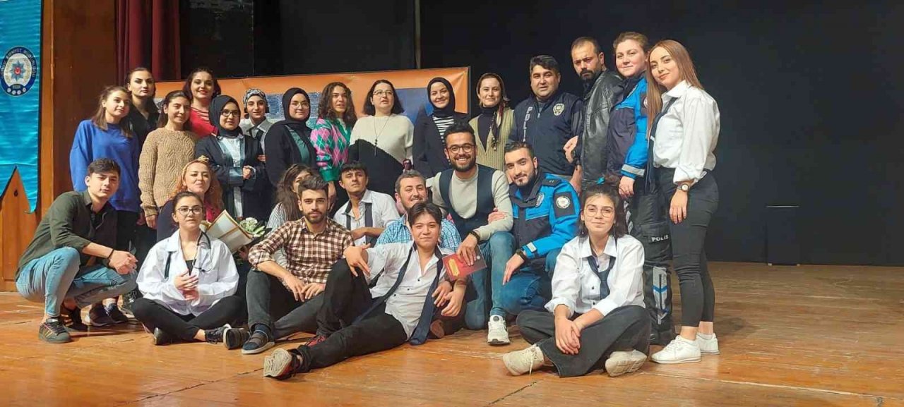 Polisler ve öğrenciler bağımlılığa "Boş Sandalye" oyunuyla dikkat çekti