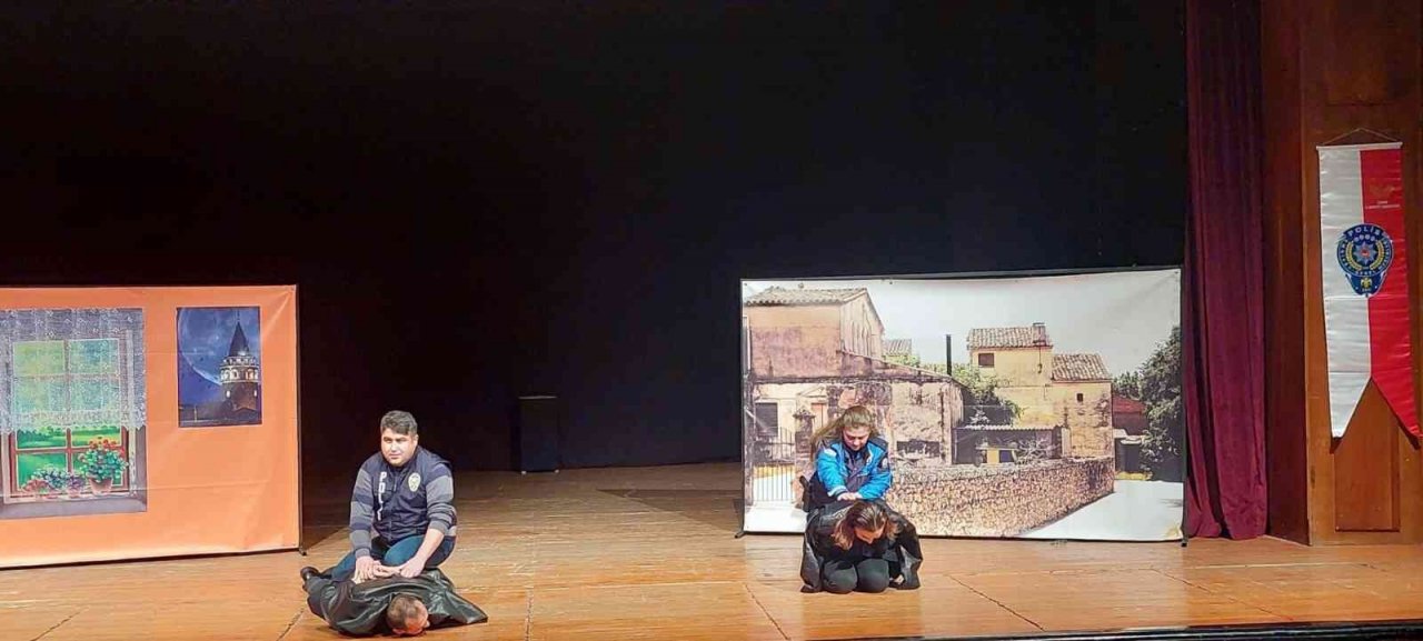 Polisler ve öğrenciler bağımlılığa "Boş Sandalye" oyunuyla dikkat çekti