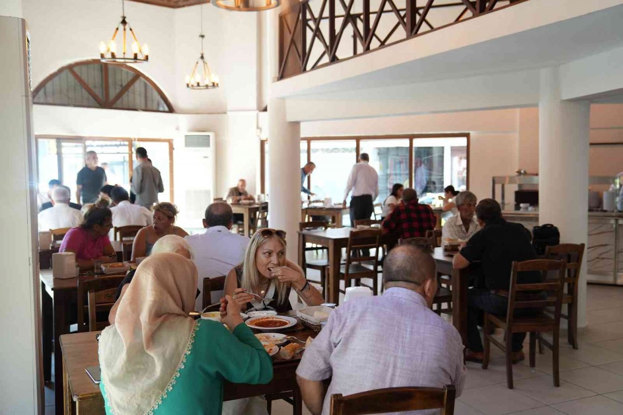 Tarsus’ta öğrencilere ücretsiz sıcak çorba