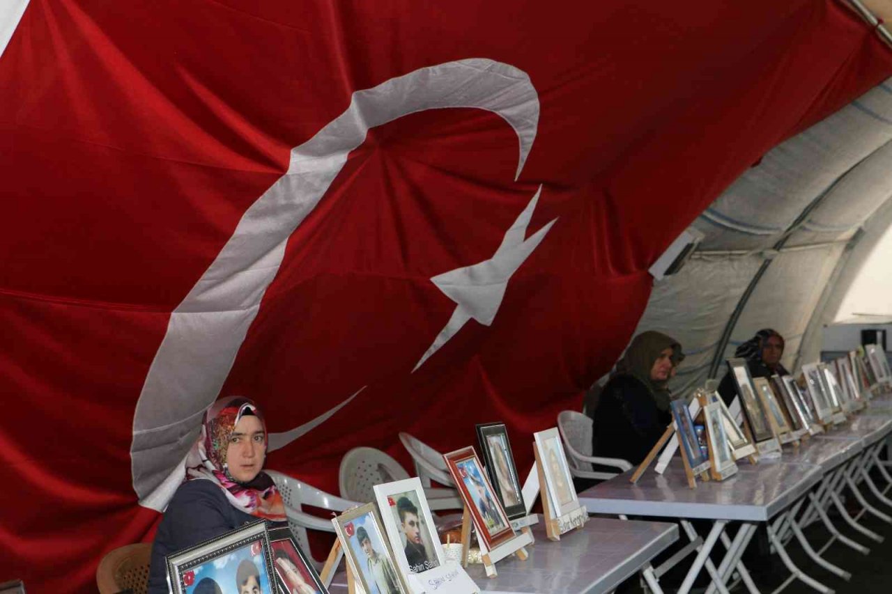 Terör mağduru aileler çocuklarının yolunu gözlüyor