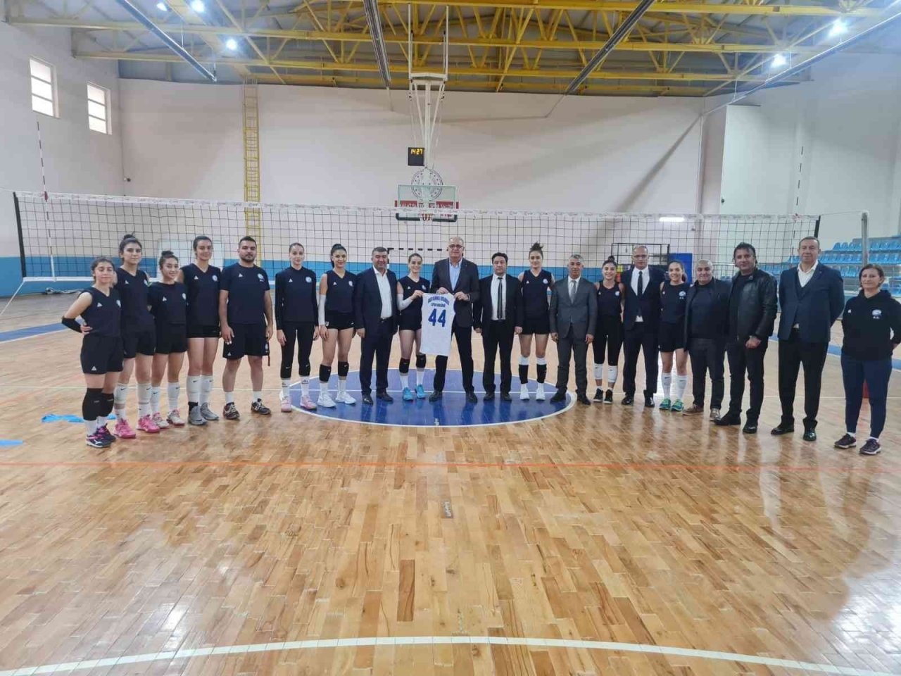 Başarılı voleybolculara tebrik