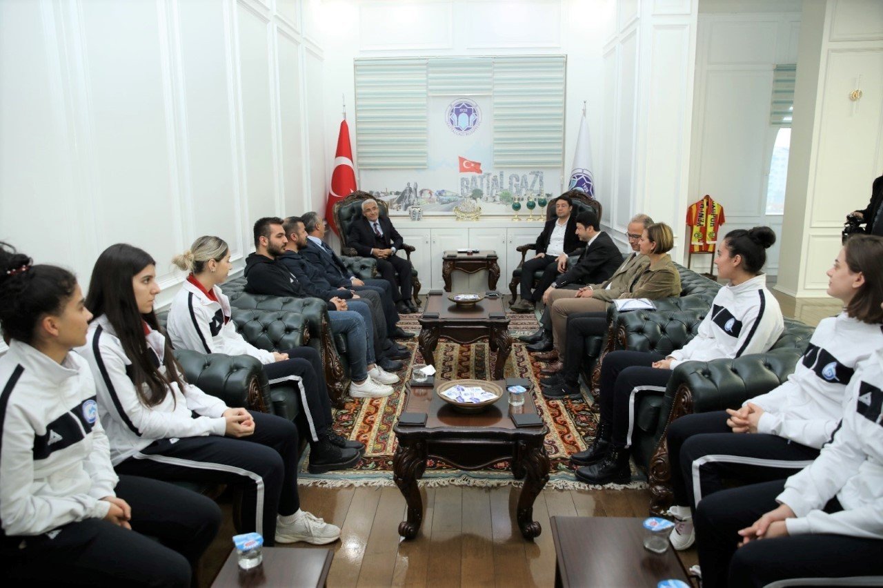 Voleybolculardan Güder’e şampiyonluk sözü